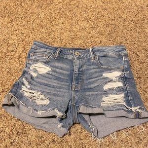 AMERICAN EAGLE RIPPED MEDIUM WASH SHORTS
